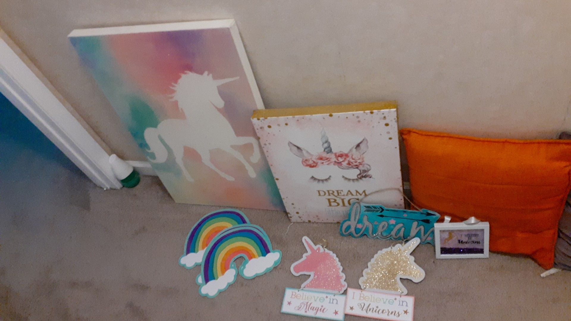 Girls unicorn room