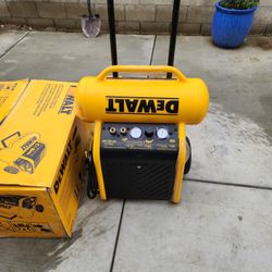 DEWALT 4.5-Gallon Portable Electric 225 PSI Horizontal Air Compressor
