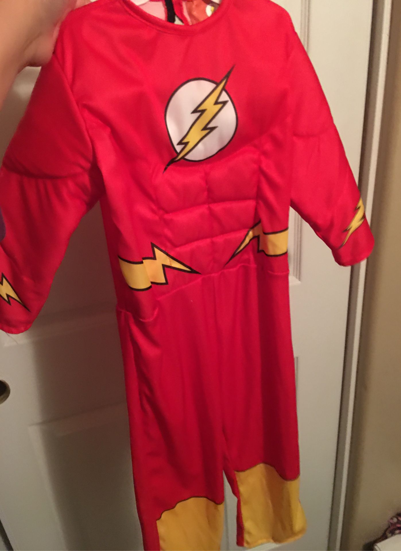 Flash costume 3T - runs small