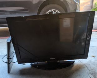 Toshiba TV  32in Free