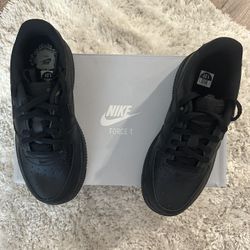 Nike Force 1 comes with box never worn 1.5y
