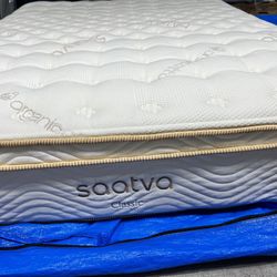 Saatva Luxury Firm Mattress - QUEEN 