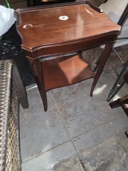 Traditional Wood End Table w/ Lower Shelf