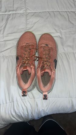 Basketball shoes pink peach kyries
