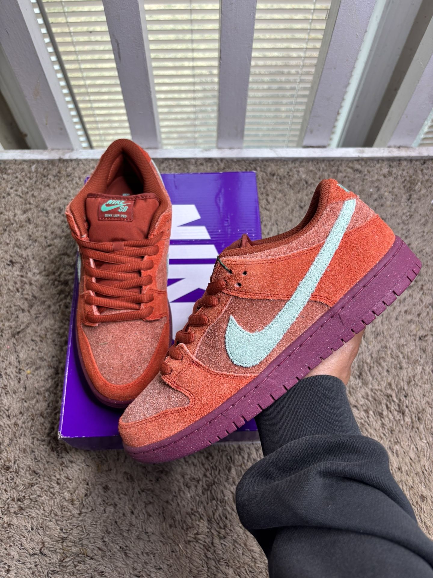 Nike SB Dunk Low Mystic Red Rosewood 