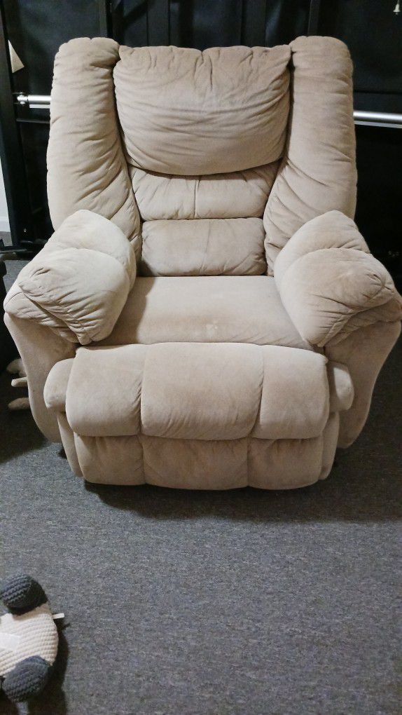 Ashley Recliner PRICE DROP. NEW FURNITURE COMING IN 3 DAYS