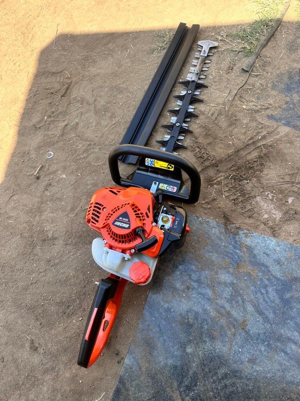ECHO
20 in. 21.2 cc Gas 2-Stroke Hedge Trimmer