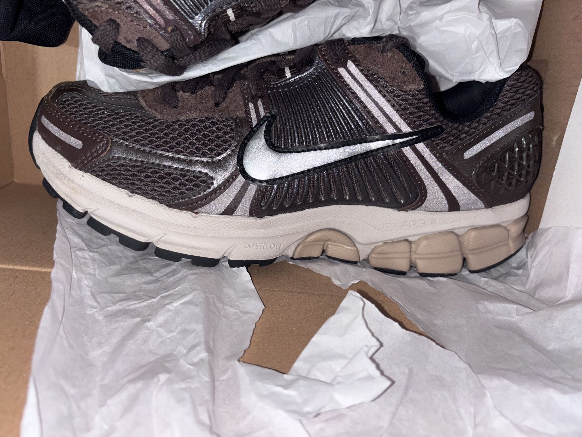 Pick Up ONLY ! 8.5 Nike Zoom Vomero 5