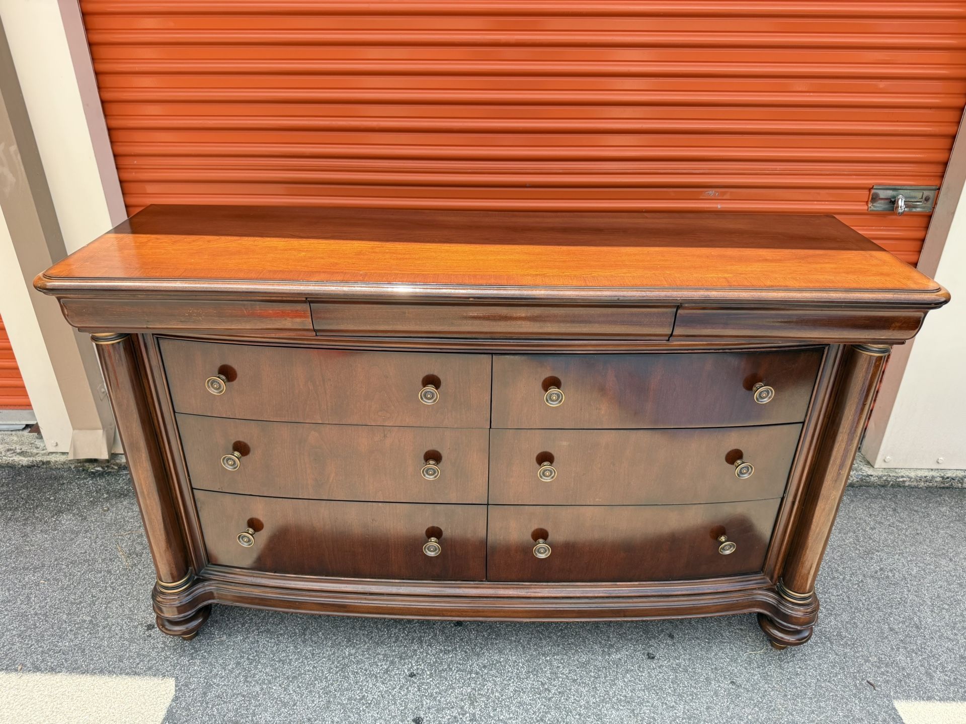 High End Dresser With Mirror 250$’OBO Delivery Available If Needed 🚛
