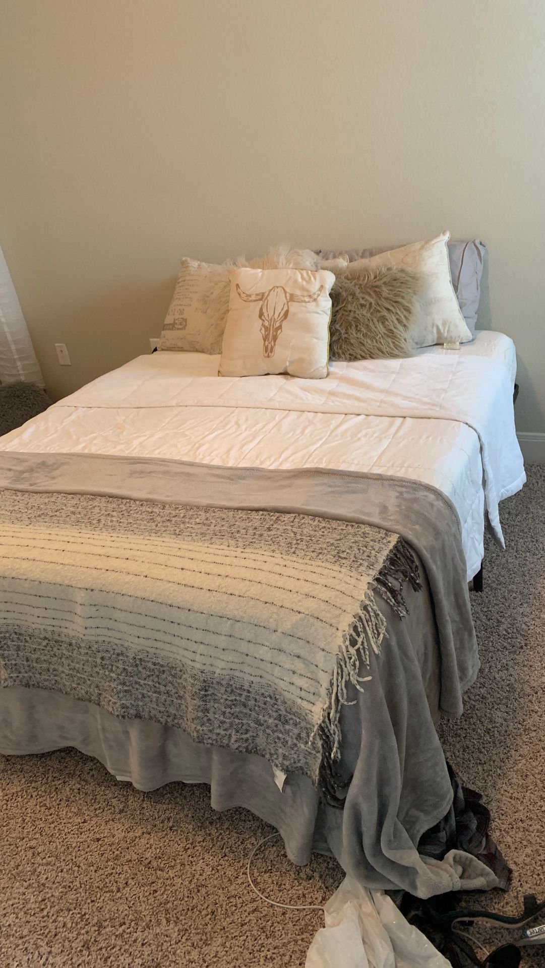 Bed set (Blankets, Pillows, Throws)