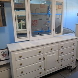 7 Drawer Dresser w shelves H33 L68 D17