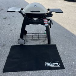 Weber Q 3200 Gas Propane Grill BBQ with Workstation Mat! Works great! Does not include propane tank Retails lowest price $419