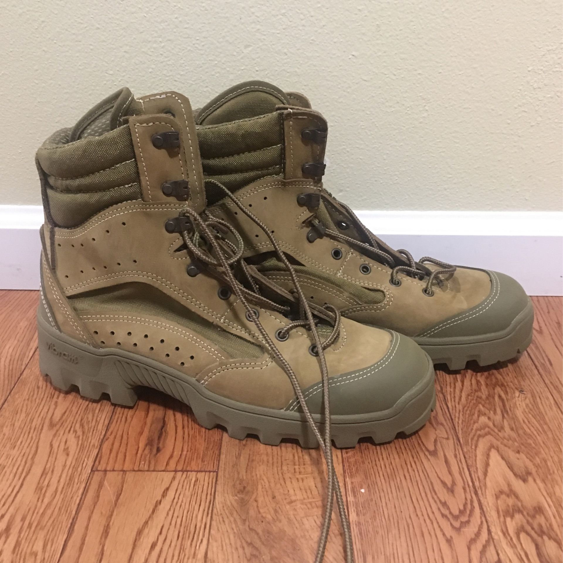 New. Men Boots . BATES. Size: 9.5
