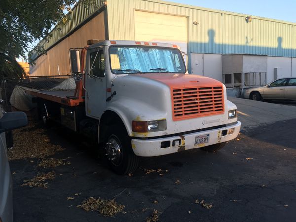Tow truck 2001 International 4700 6.9 navistar automatic for Sale in