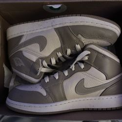 Air Jordan 1 Mid BG 