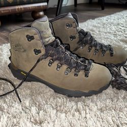 Danner Mountain 600 Evo GTX GoreTex Waterproof Leather Boots - Size 10 (fits 10.5 foot) - Men’s