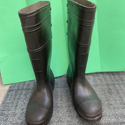 Rubber Rain/Mud boots – men’s nine, pre–owned.  Please Read Description Re Bundled Pricing.