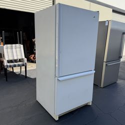 Amana 21.9 cu. ft. Bottom Freezer Refrigerator Clean and Good Condition