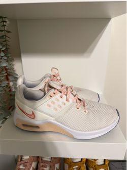 Nike tennis shoes size 7