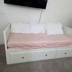 Day Bed In Excellents Conditions