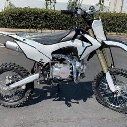 **Brand New Dirt Bike 125cc** - Adult size. - Kick Start. - Manual with Clutch. - 4 gears. - Mph 55-60 - Support up 450 lbs. - Alloy rims and suspensi