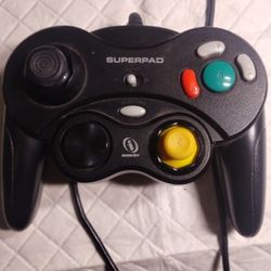 3 Game Cube Controllers. 1 Superpad
