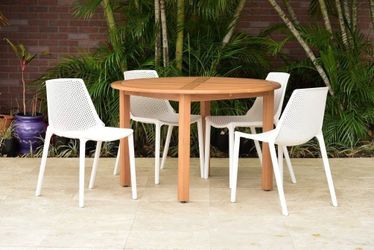 BRAND NEW OUTDOOR 100% FSC SOLID TEAK FINISH WOOD ROUND TABLE 47" WITH 4 RECYCLED RESIN CHAIRS WHITE