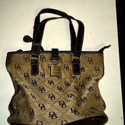 Dooney & Bourke bucket bag signature logo