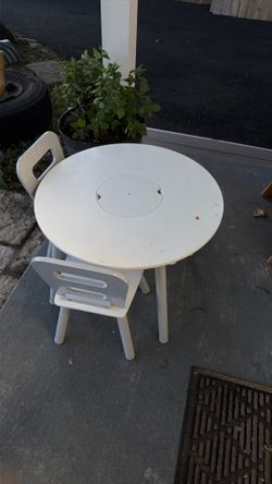 Kids table with 2 chairs