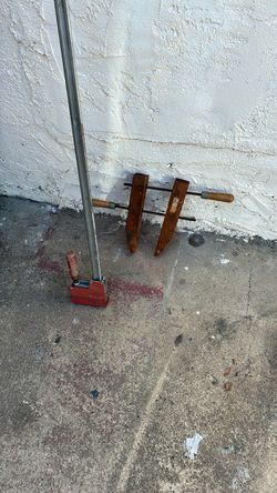 Various furniture clamps and handsaws