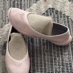 WOMENS LIGHT AND COMFORTABLE SHOES IN A SIZE 8 BY LISSOM FOR ALL DAY WEAR
