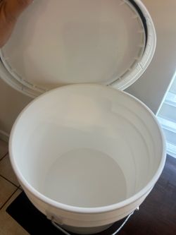 6 White buckets