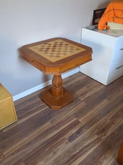 Very Nice, Solid Wood, Sturdy Chess And Backgammon Table.