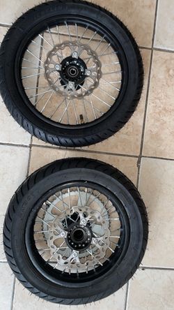 Super moto tire and rim set