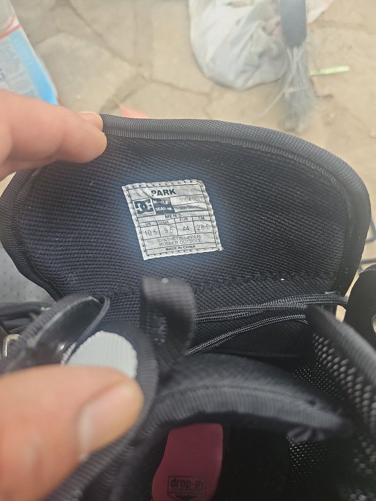 Snowboard With Tiedowns , Snow Boats And Travel Bag