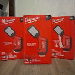 
M12 ROVER Multi-Directional Flood Light w/ PACKOUT Compatibility