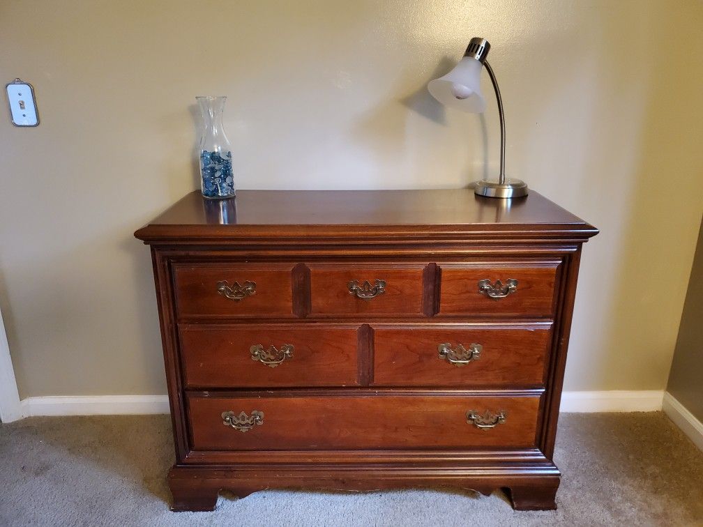 Dresser / Chest Of Drawers