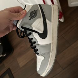 Jordan 1 Mid Light Smoke Grey $120 Dlls Size: 11 CALEXICO