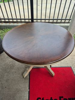 Nice Used Round Dining room table.