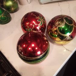 3 Round Festive Candles 