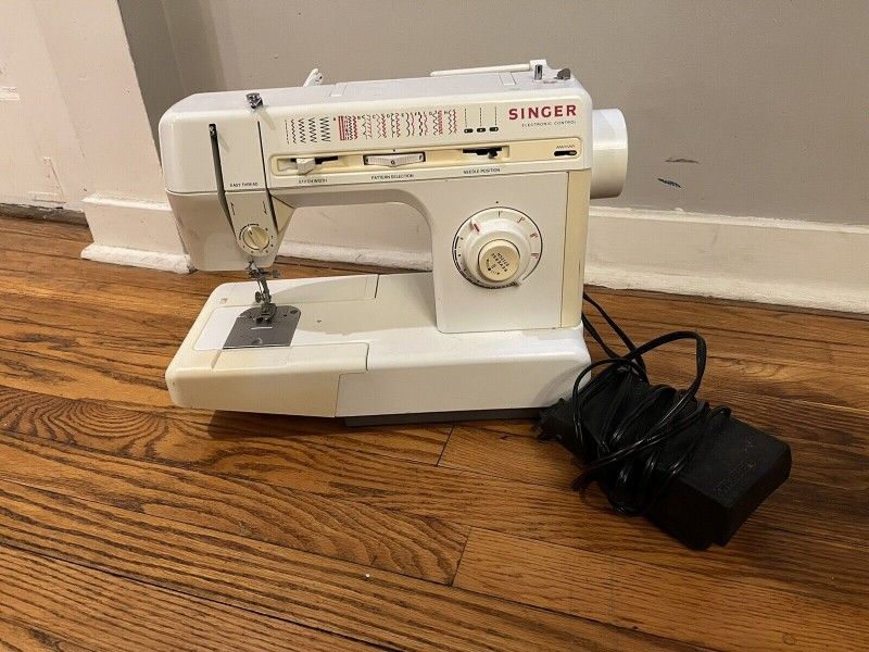 Singer Sewing Machine 4830c with Foot Pedal Electronic Control