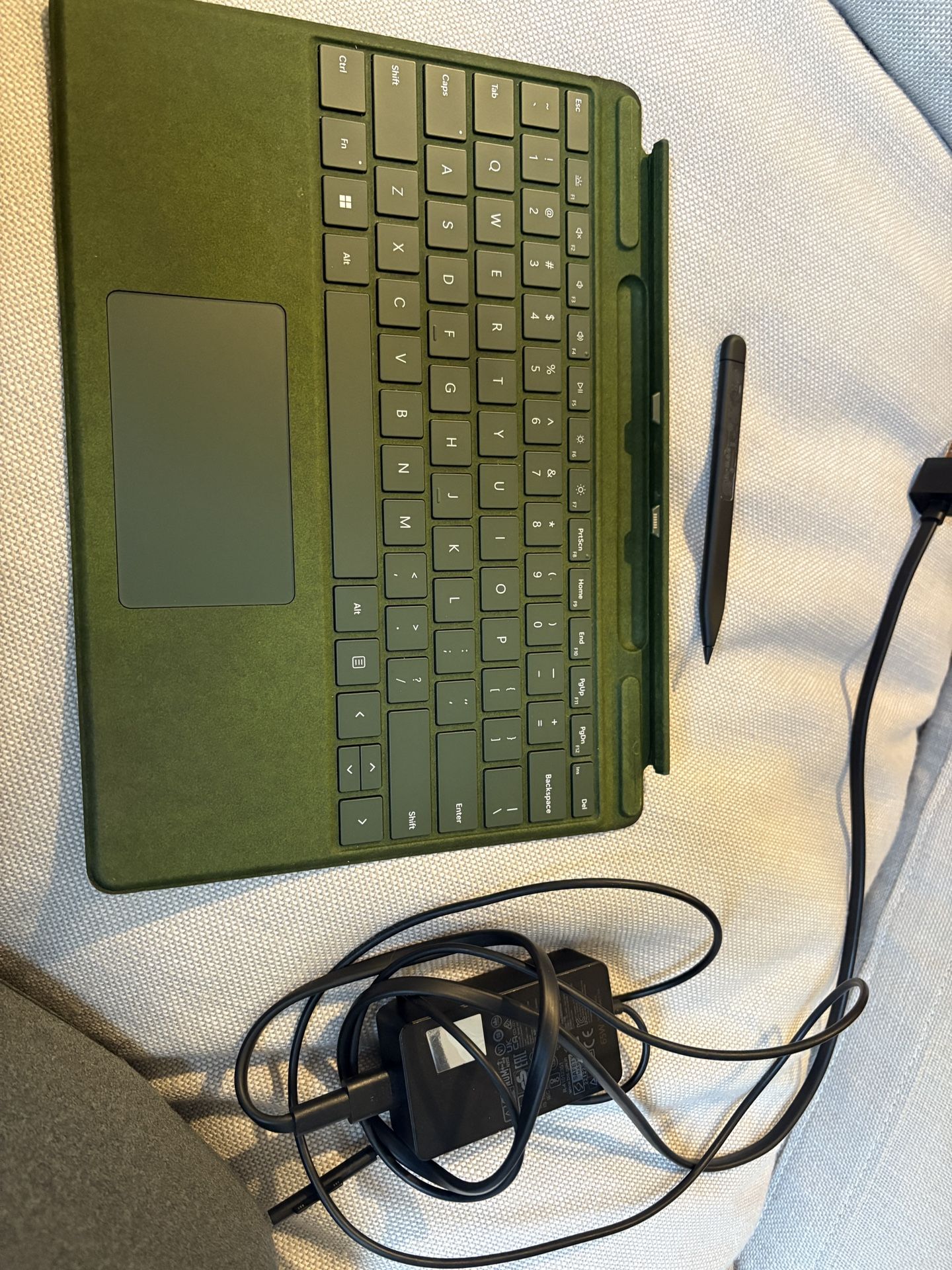 Surface Pro Mircrosoft Pen, Keyboard And Charger