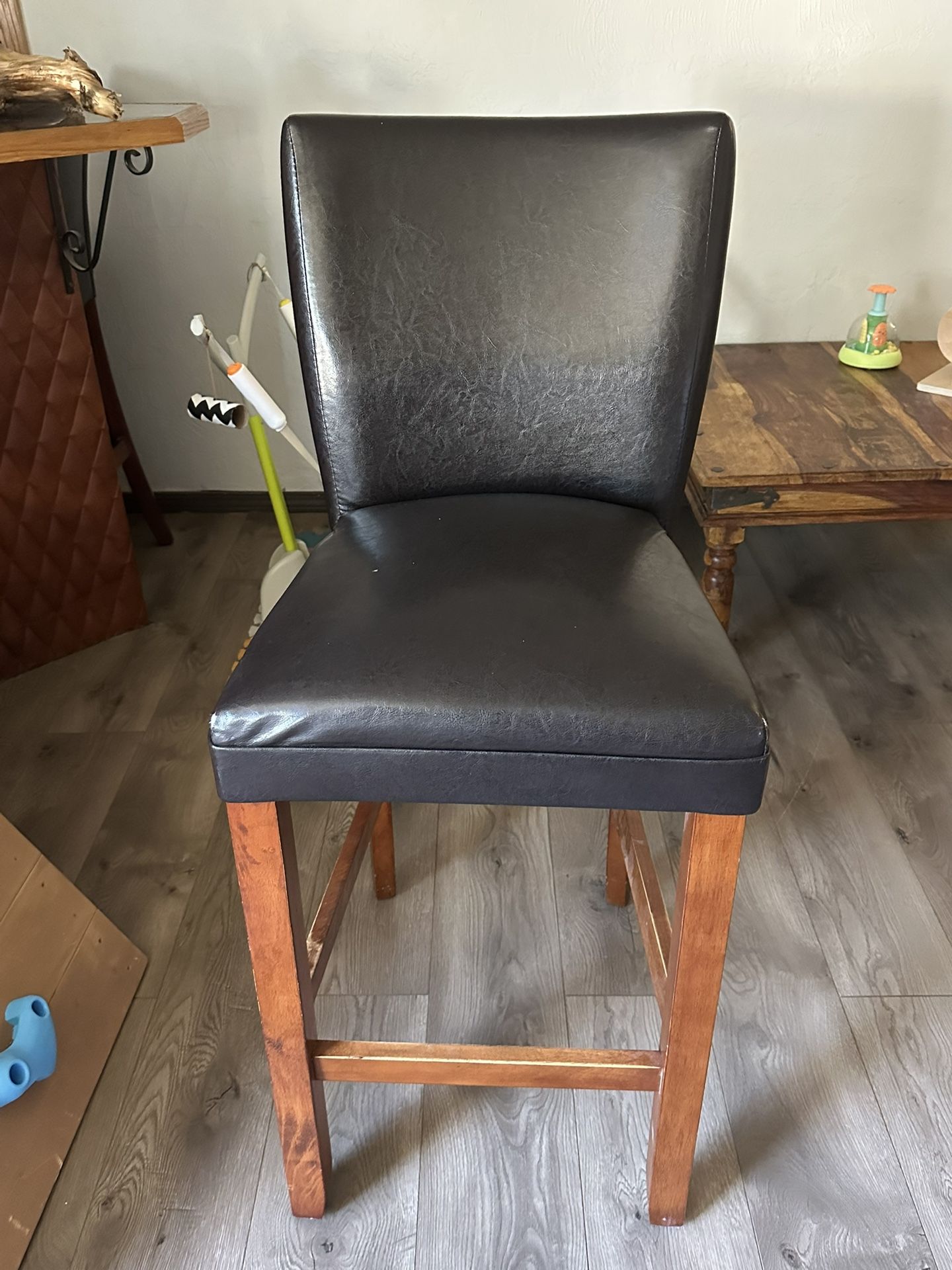 2 bar stools
