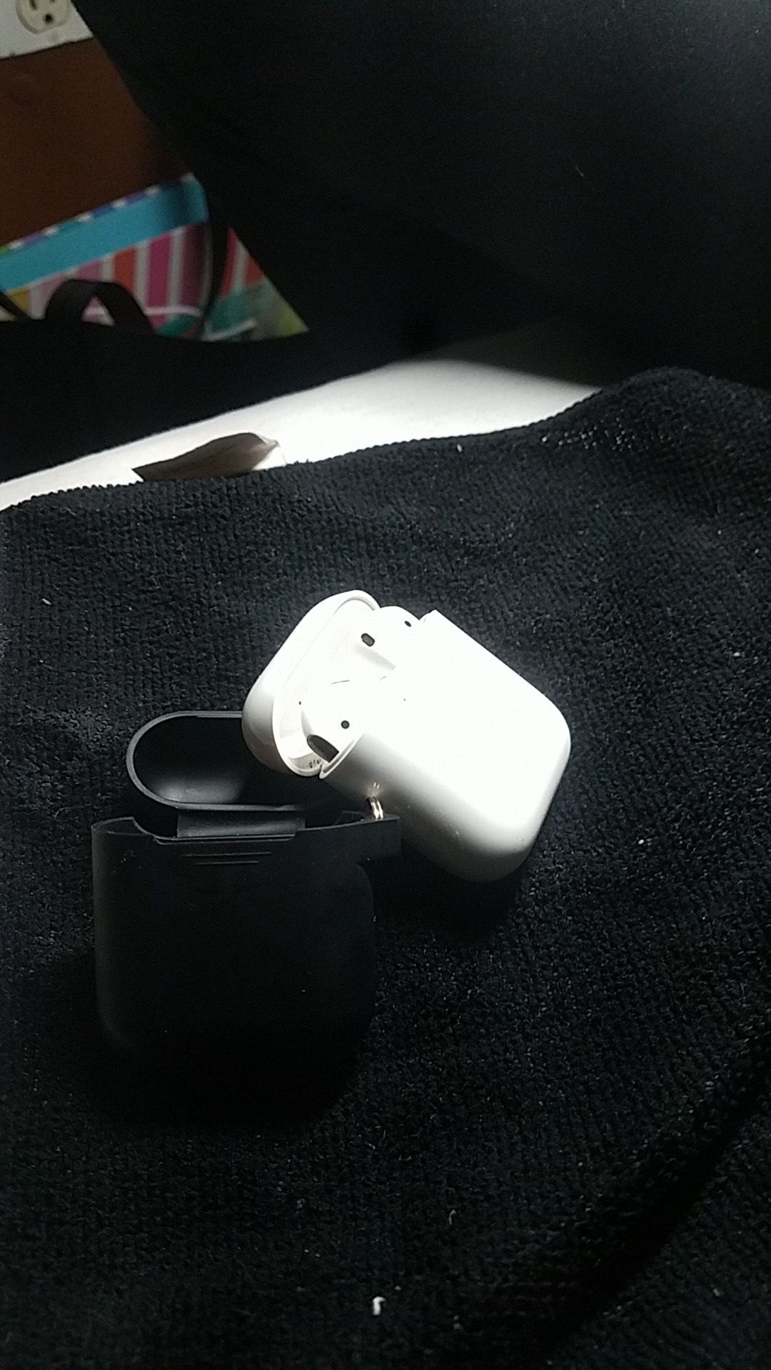 APPLE AIRBUDS WITH CHARGER CASE AND COVER LIKE NEW