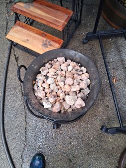 Round Metal Fire Pit with Lava Rocks