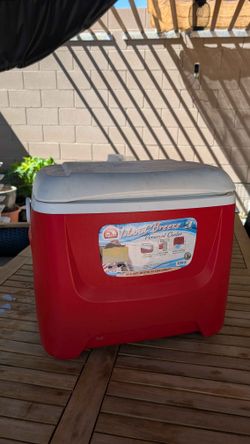 Igloo Island Breeze 28 Qt Cooler - Red