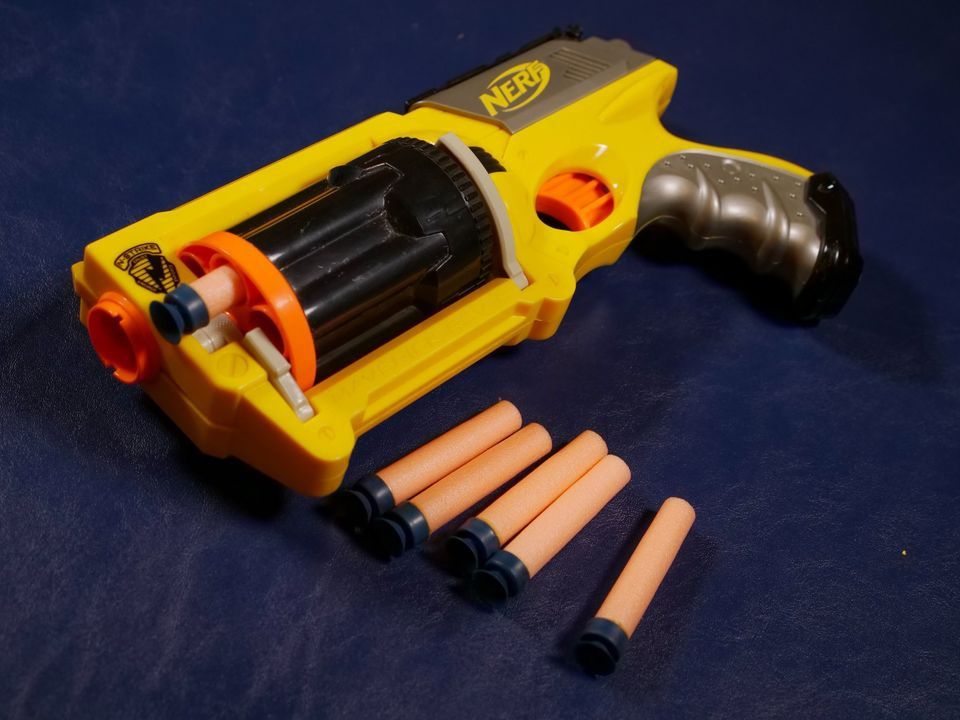 Nerf Gun N-Strike Maverick Blaster 6 darts
