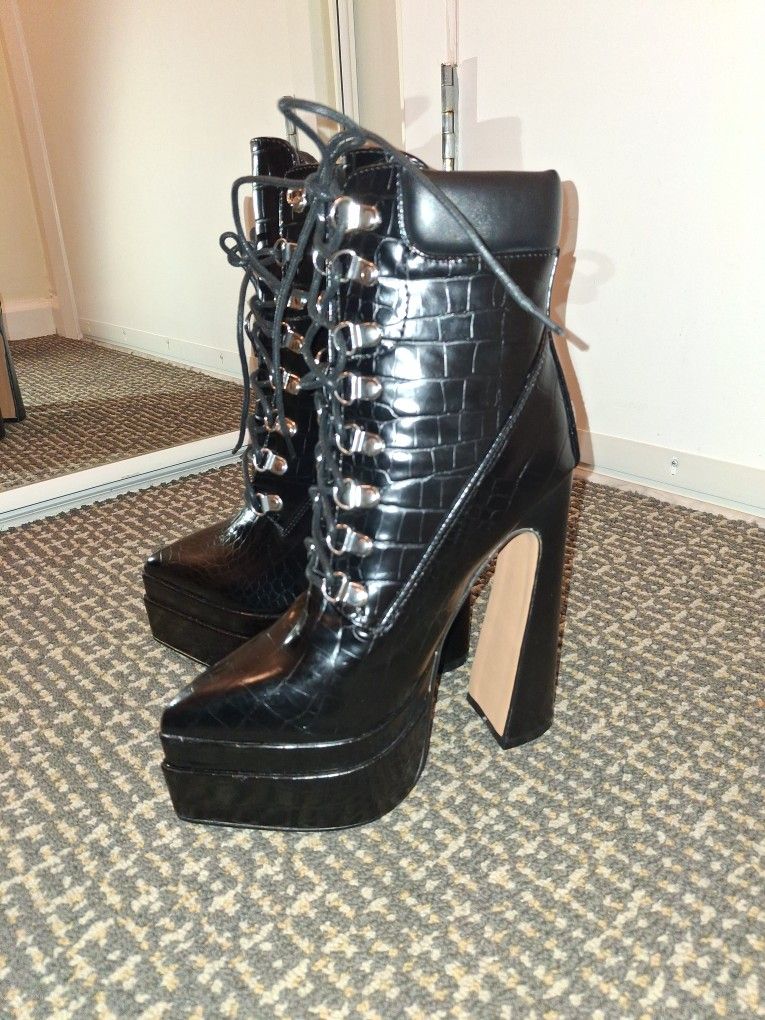 Size 6 Women's FashionNova Boots Brand New Never Worn