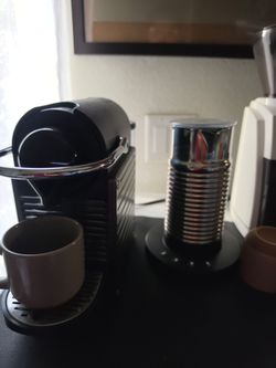 $ 45 dlls  Nespresso Pixie + Aeroccino Milk Frother + 4Espresso Cups — Full set