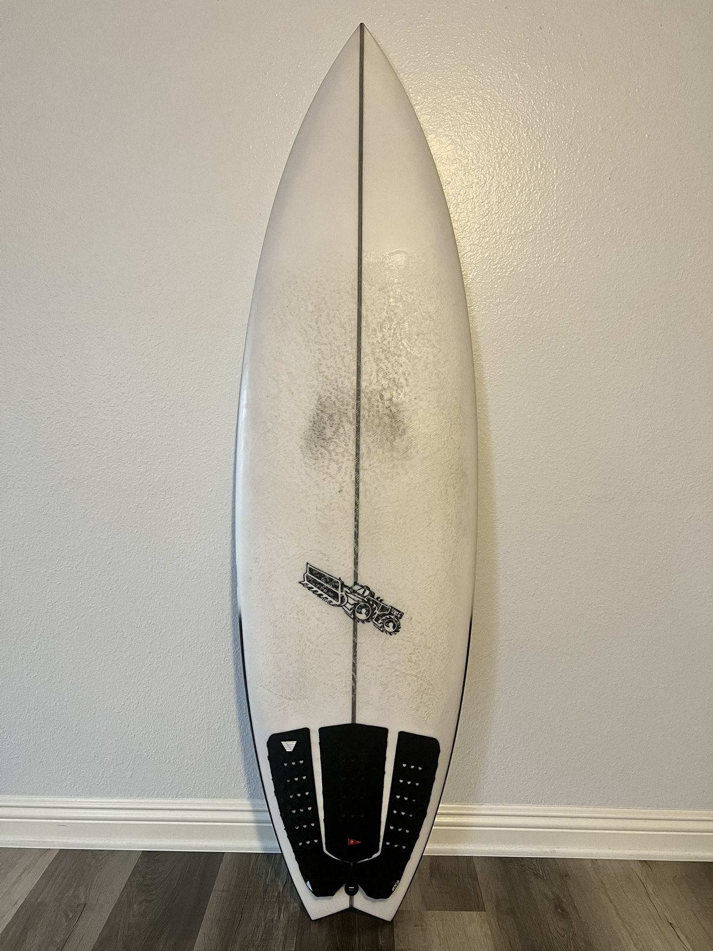$550 JS Surfboard 5'10"
